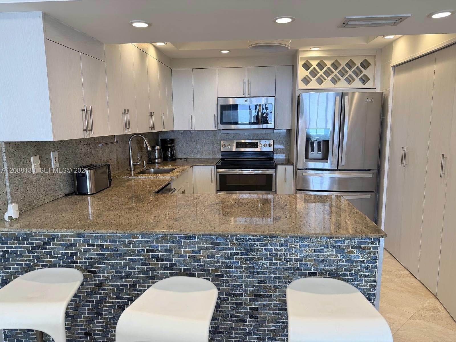 SEA AIR TOWERS CONDO · #1402 in Hollywood - Photo 6