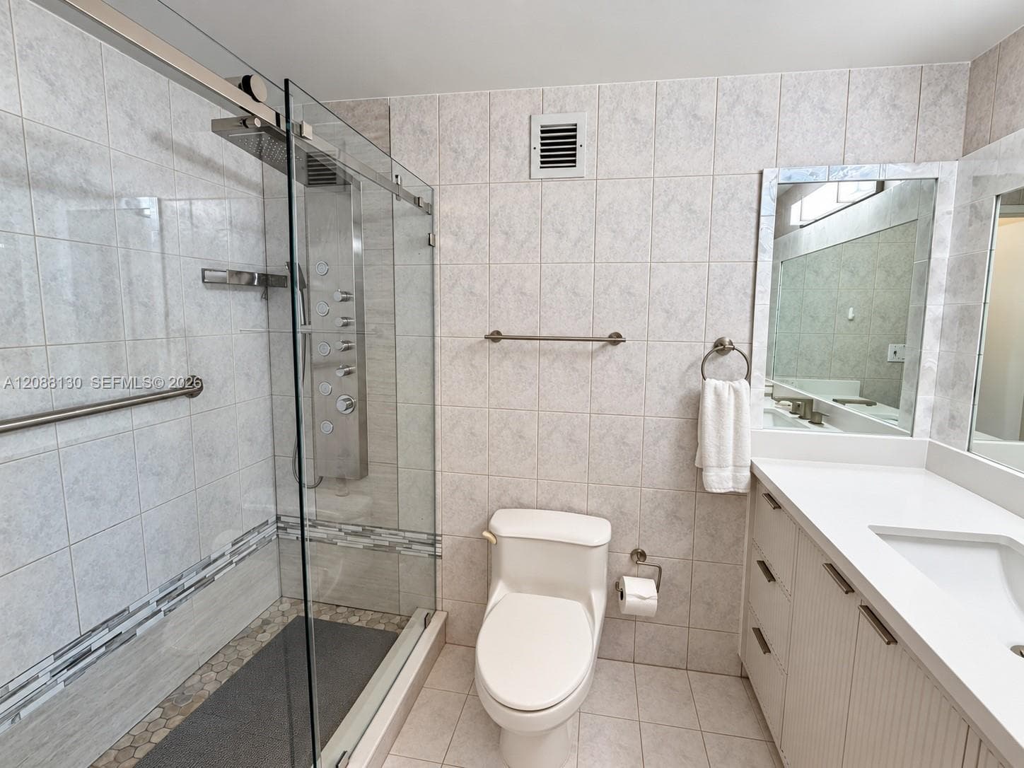 SEA AIR TOWERS CONDO · #1402 in Hollywood - Photo 9