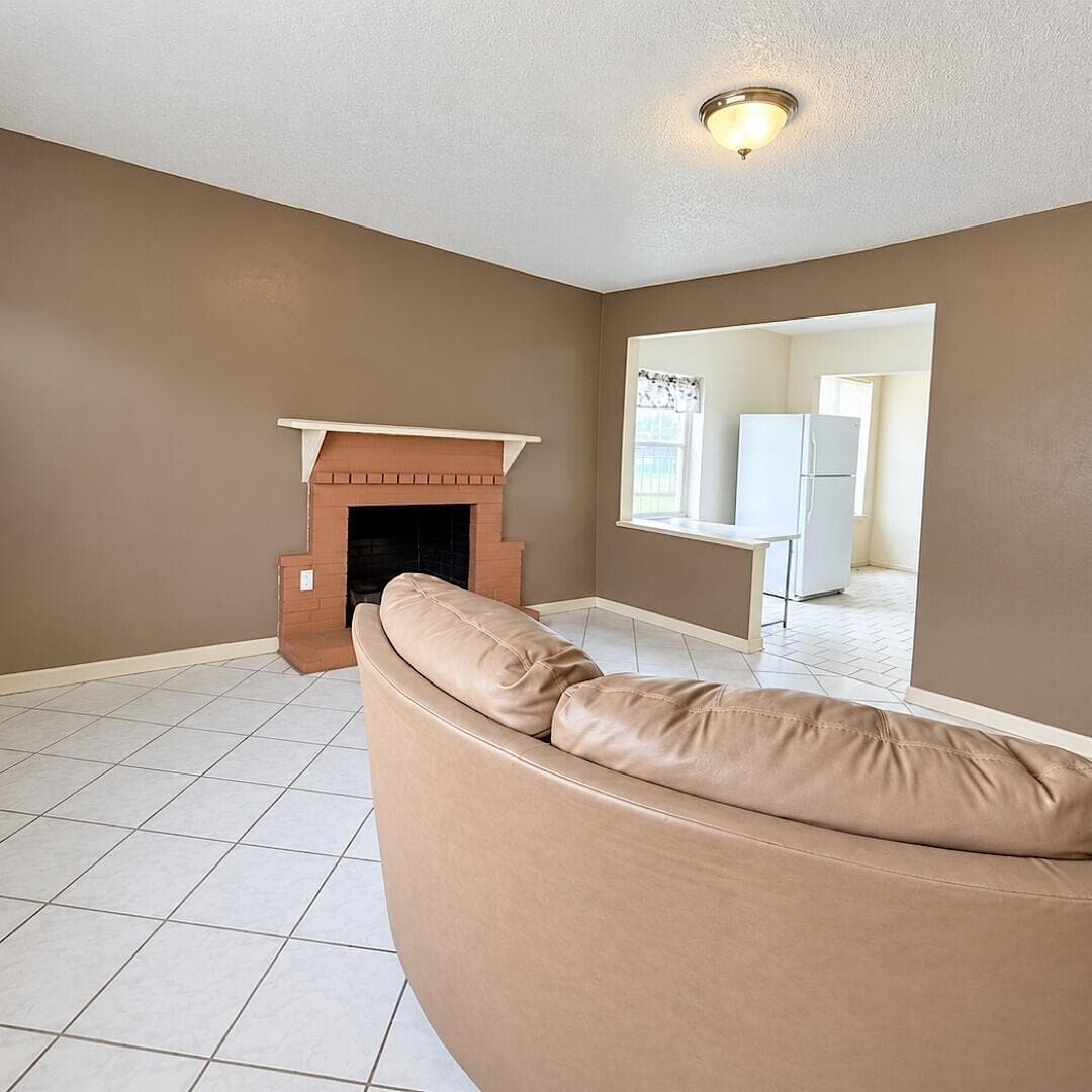 FRONT ROOM