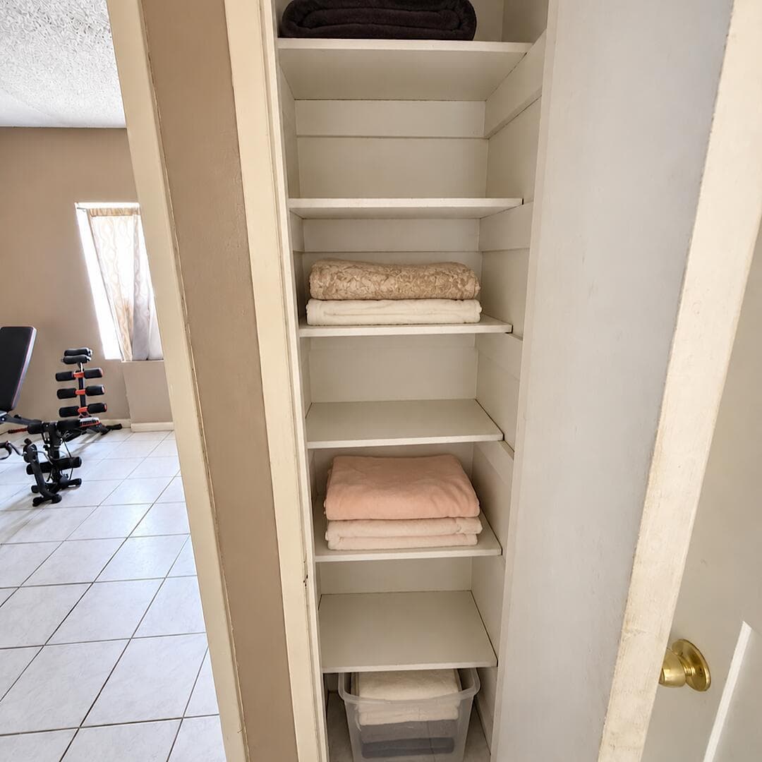 CLOSET MIDDLE