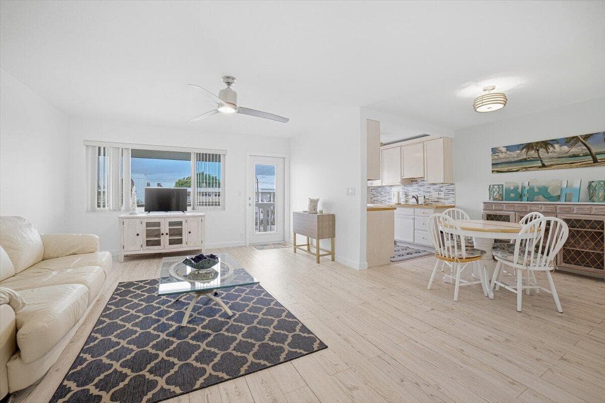 Livingroom & Dining Area