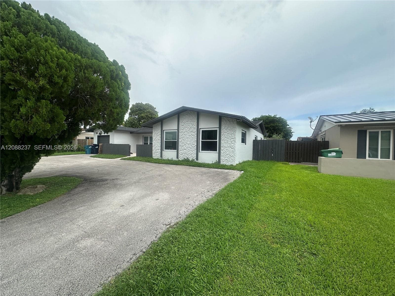 11611 SW 122nd Ave photo 4