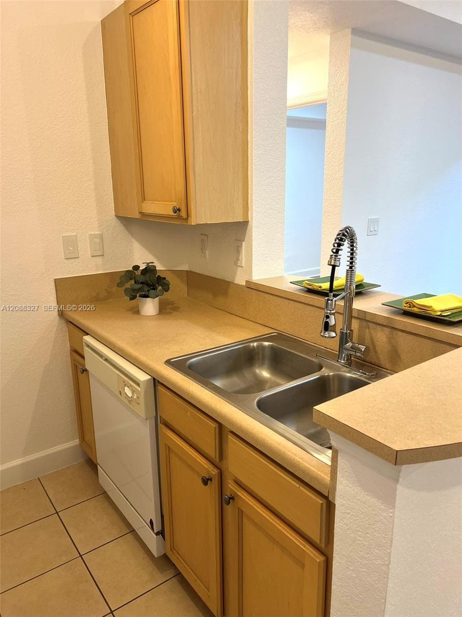 VALENCIA CONDO · #346 in South Miami - Photo 7