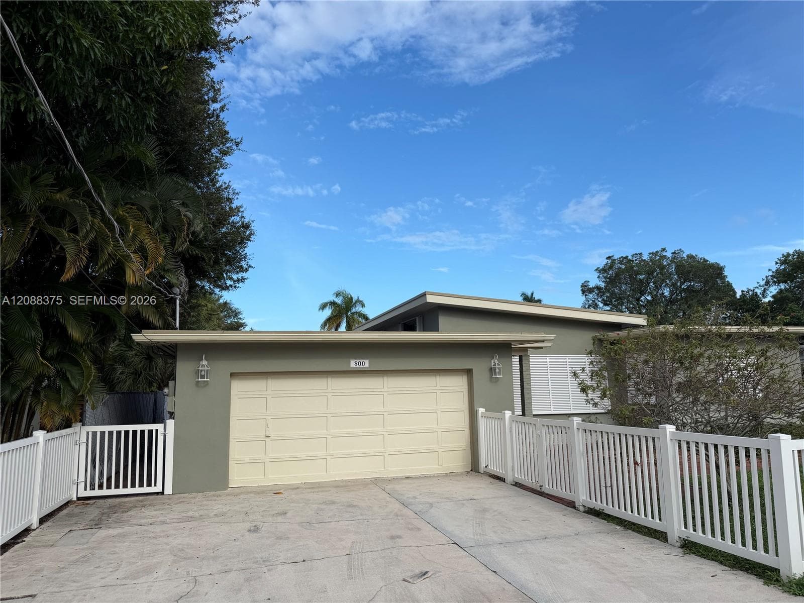 800 SW 8th Ter photo 3