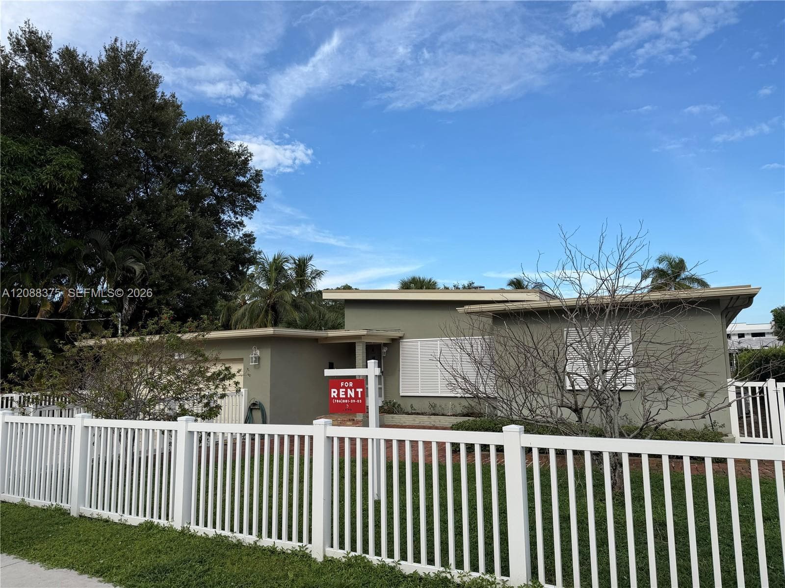 800 SW 8th Ter photo 4