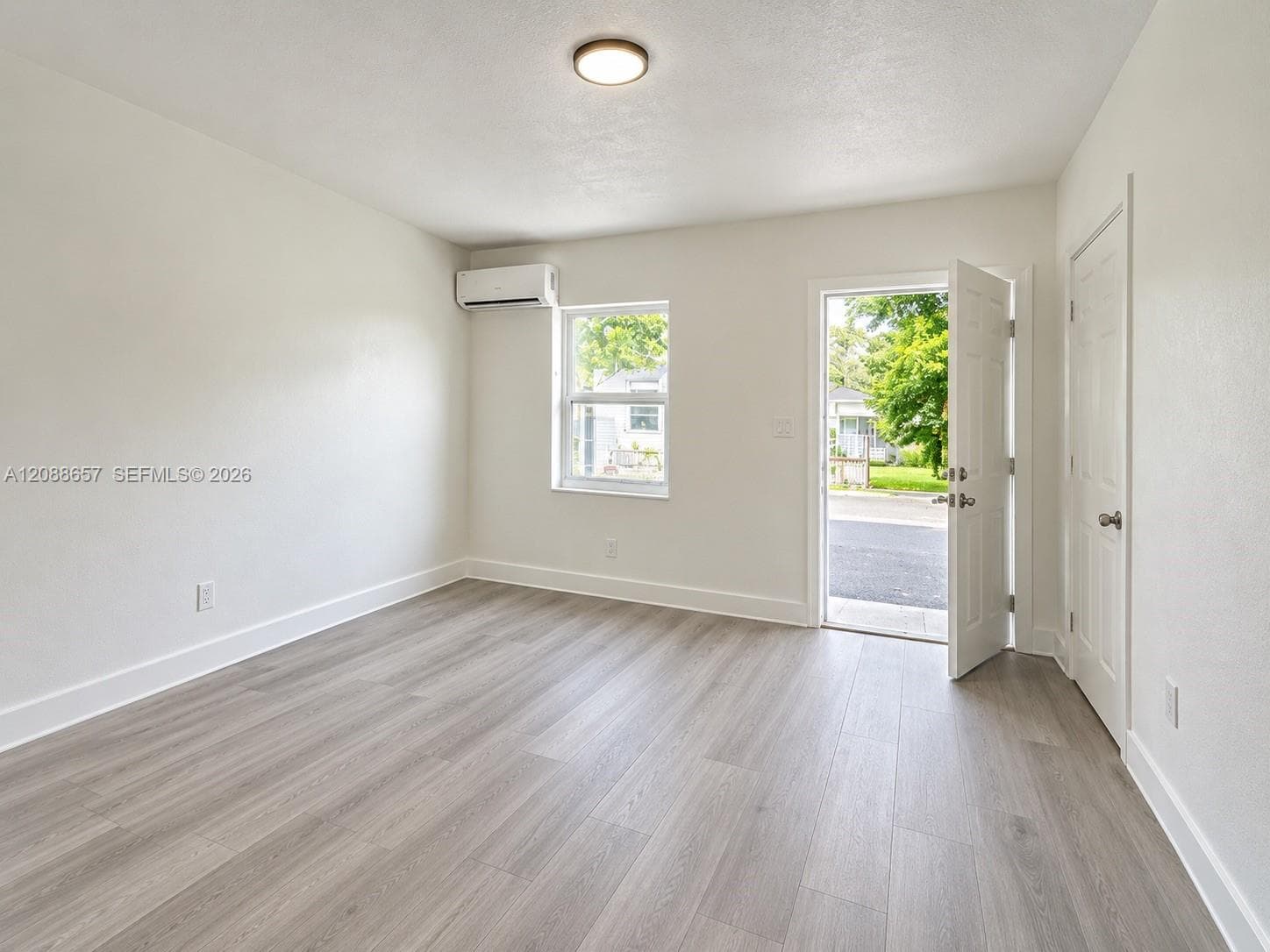 primary bedroom with independent entry