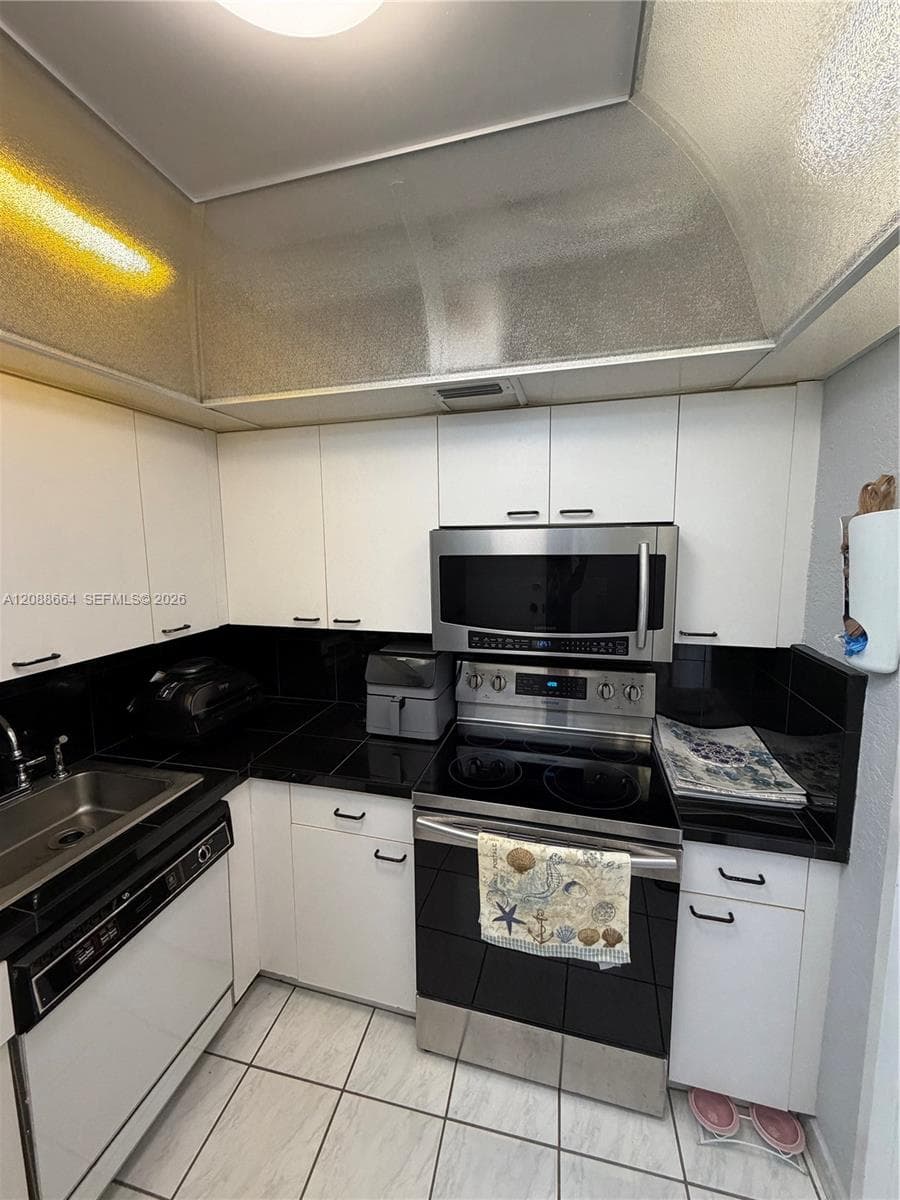 THE CARRIAGE HOUSE CONDO · #826 in Miami Beach - Photo 37