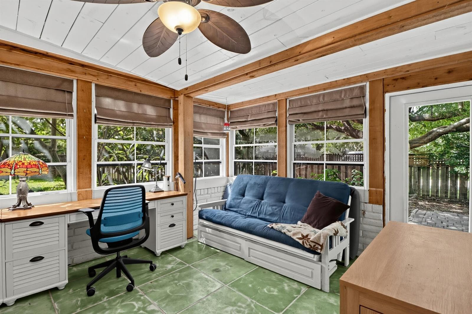 74_2240_Harbor_Dr-Living_room-0426
