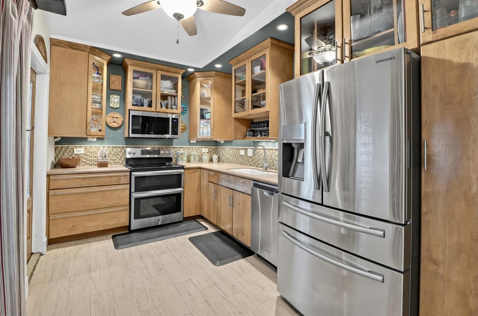 85_2240_Harbor_Dr-Kitchen-0441