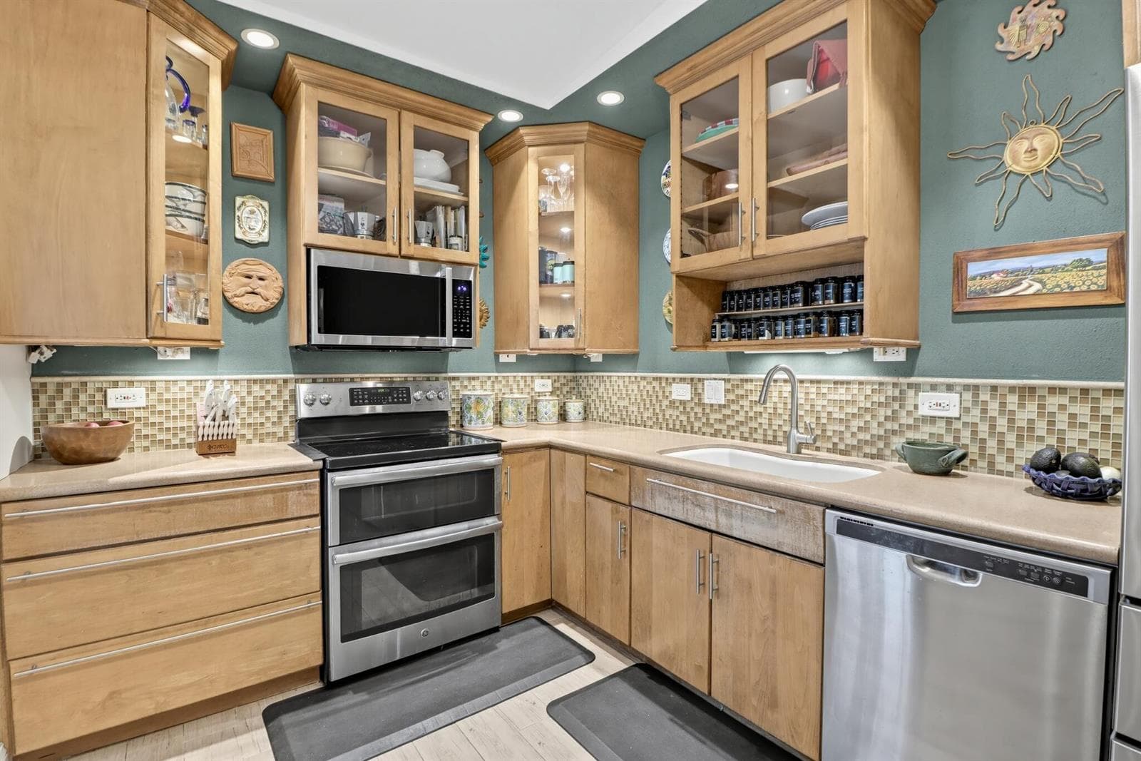 84_2240_Harbor_Dr-Kitchen-0444