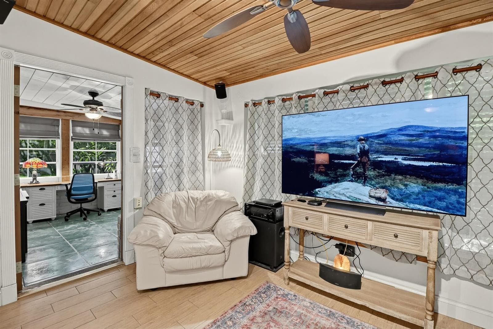 77_2240_Harbor_Dr-Living_room-0417