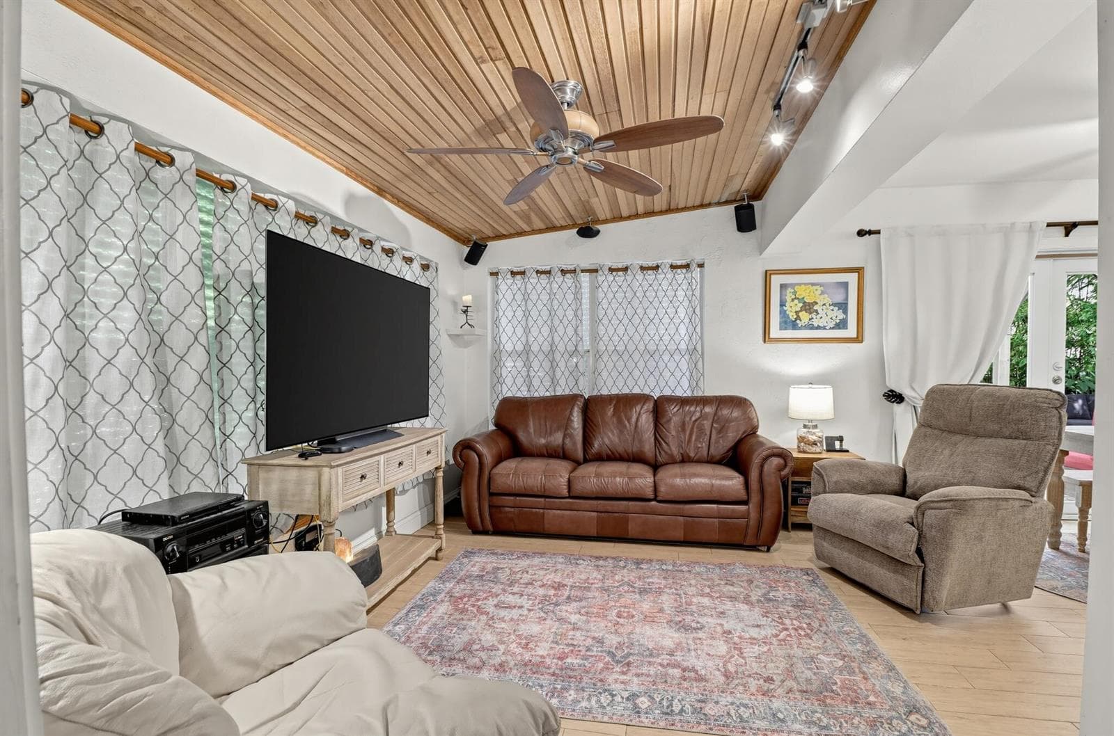72_2240_Harbor_Dr-Living_room-0432