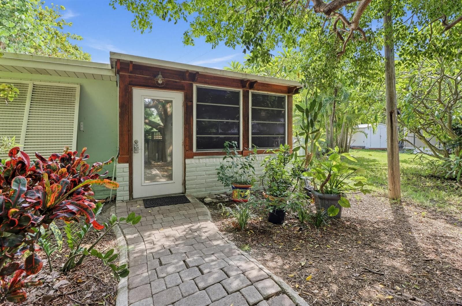 10_2240_Harbor_Dr-Exterior-0366