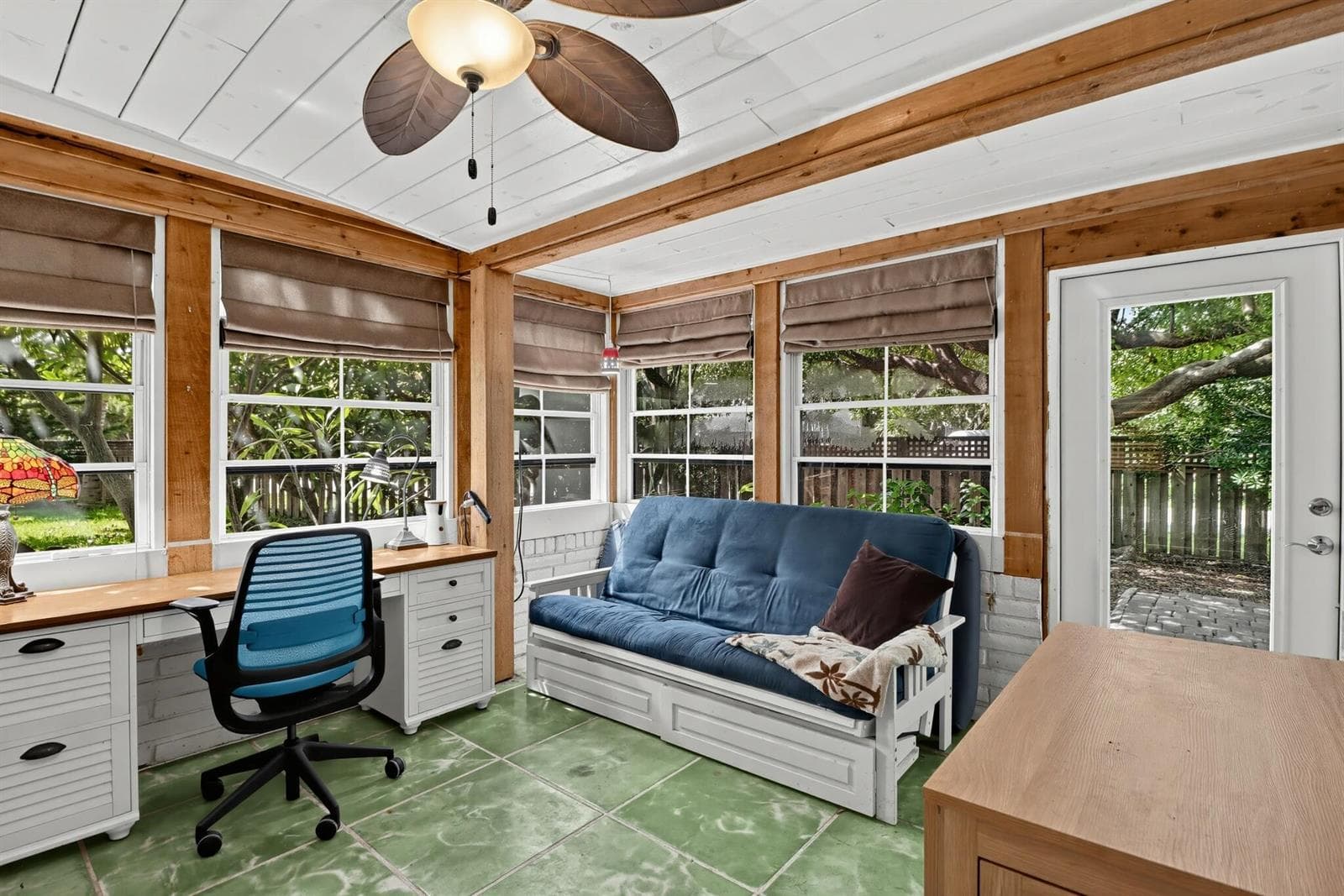 75_2240_Harbor_Dr-Living_room-0423