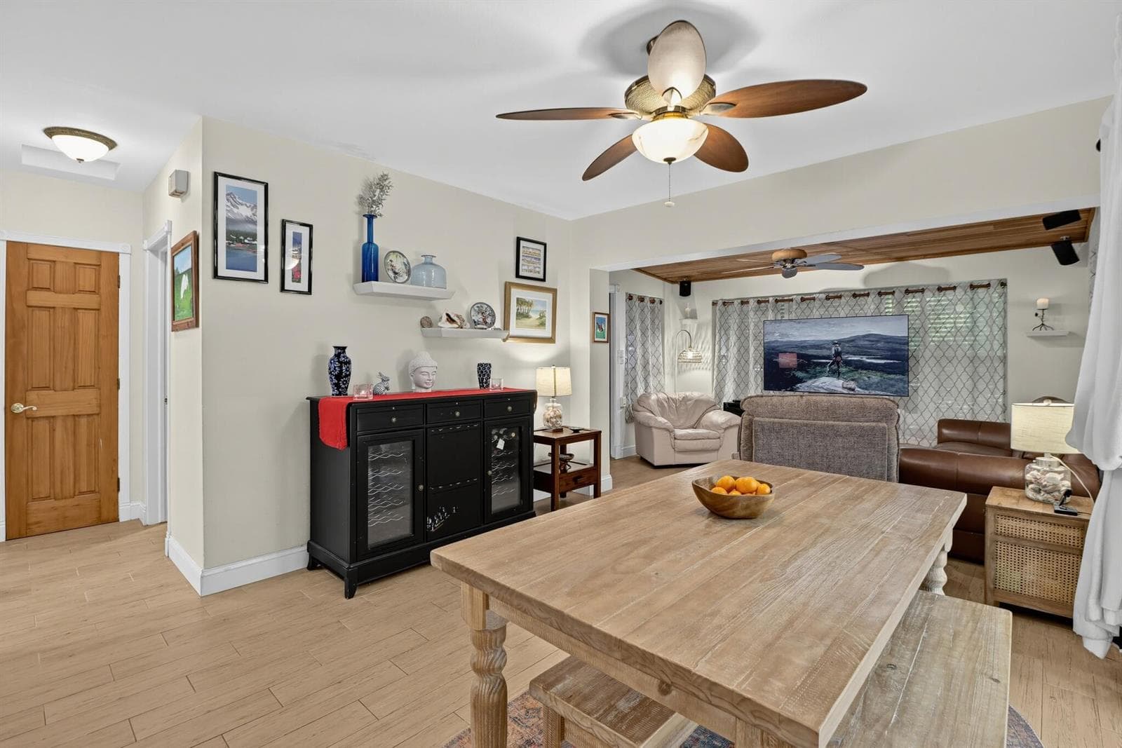 82_2240_Harbor_Dr-Living_room-0402