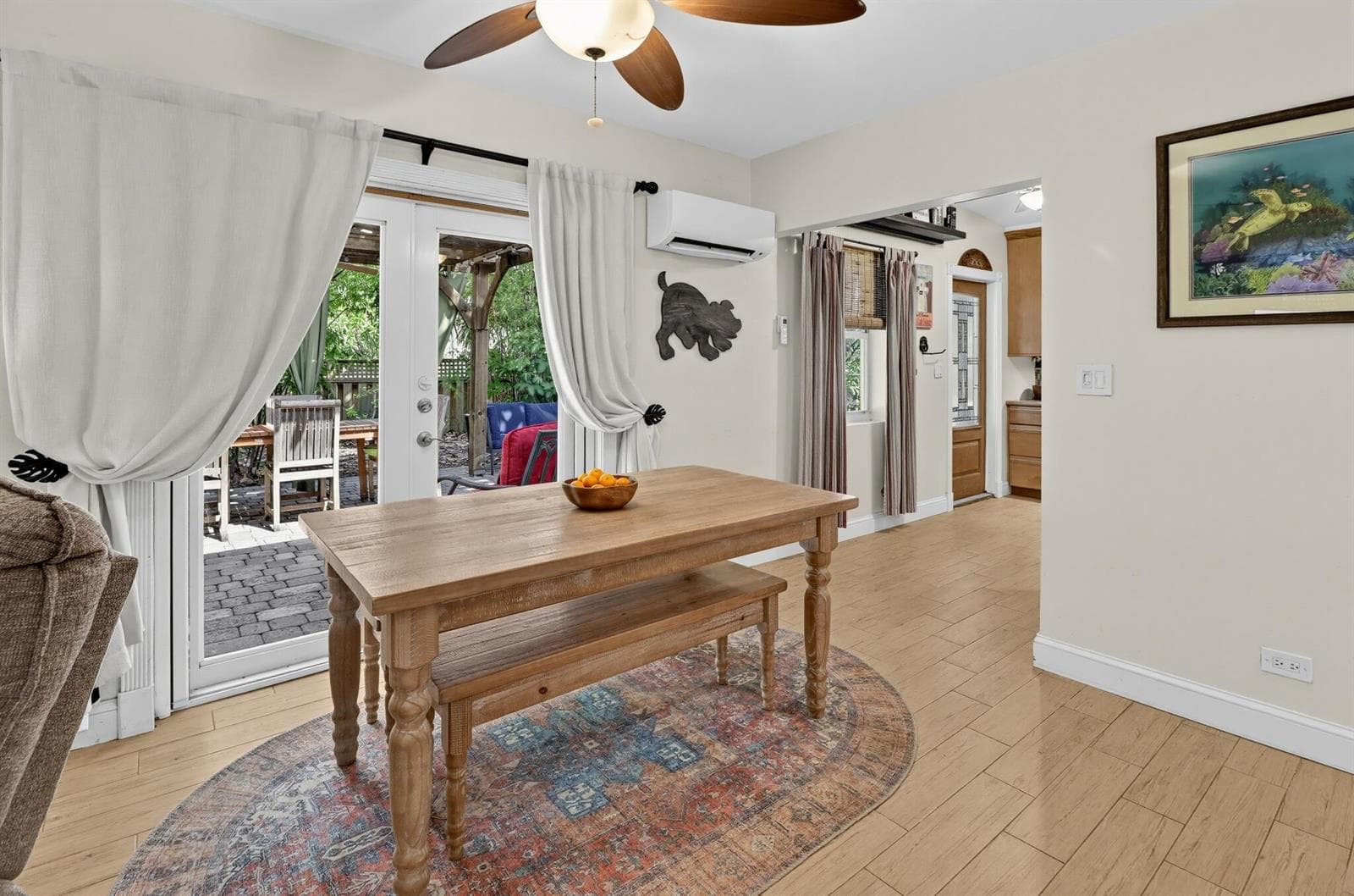 71_2240_Harbor_Dr-Living_room-0435