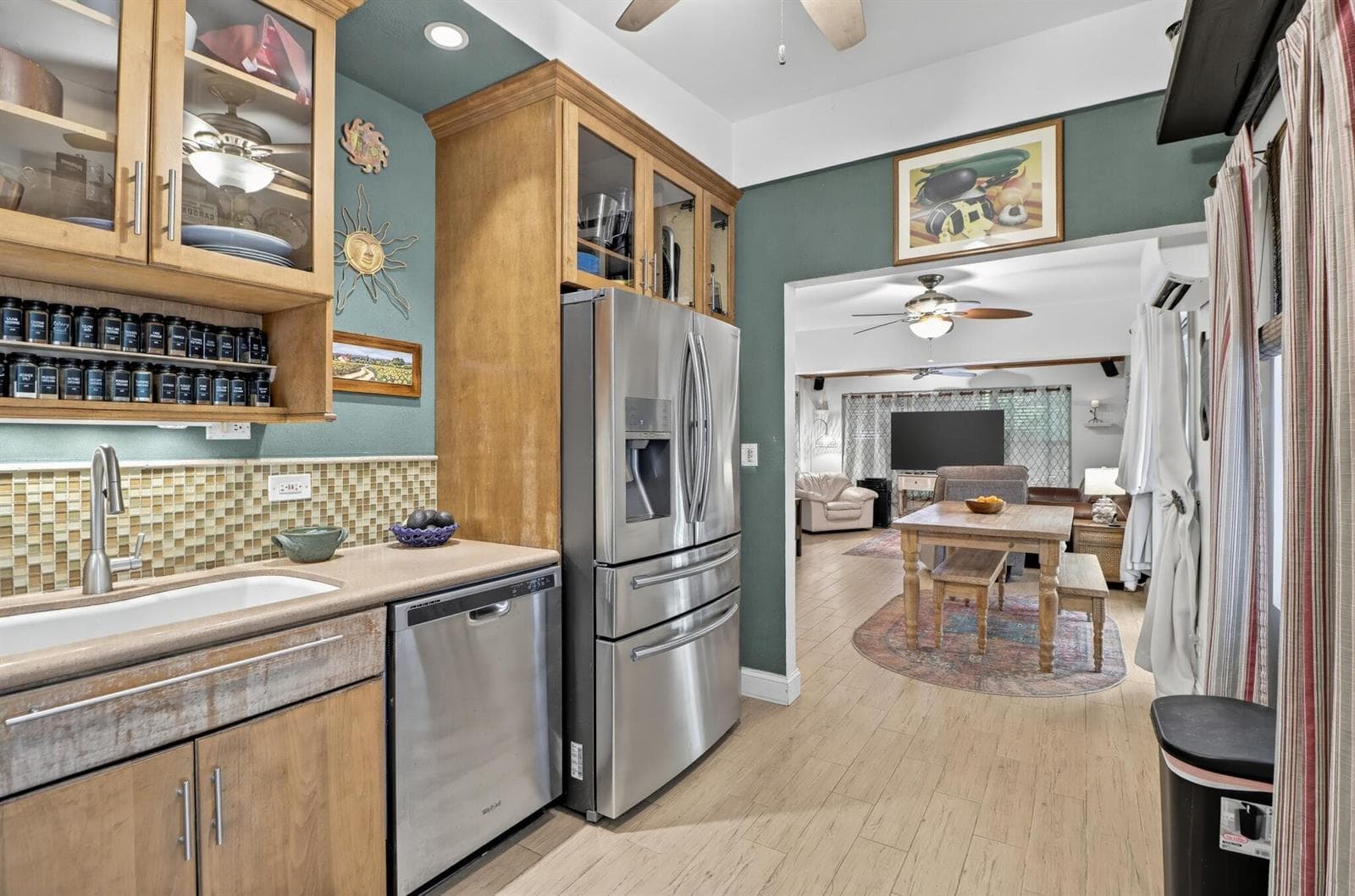 86_2240_Harbor_Dr-Kitchen-0396