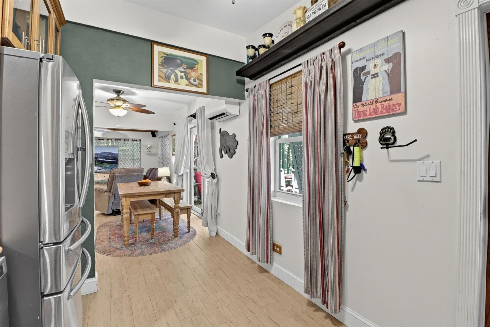 83_2240_Harbor_Dr-Living_room-0399