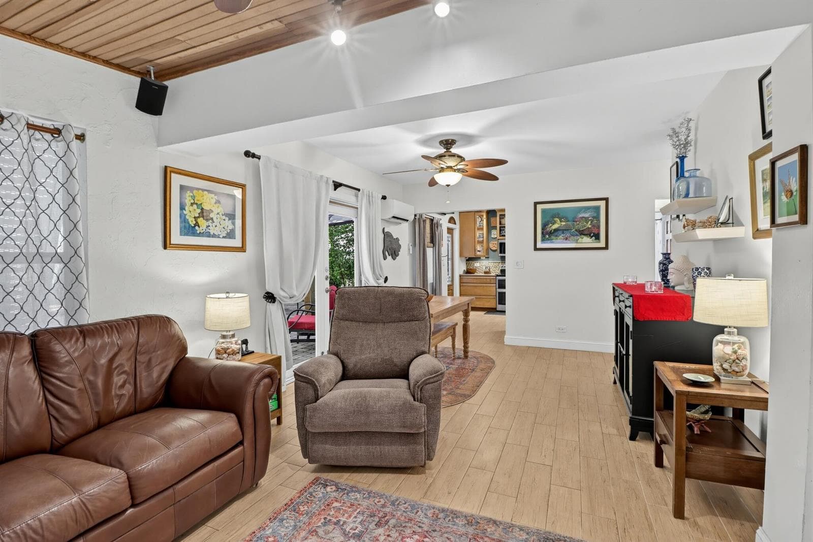 79_2240_Harbor_Dr-Living_room-0411