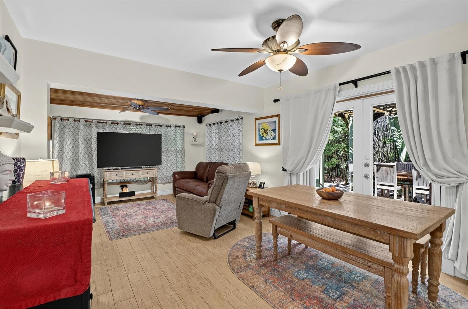 81_2240_Harbor_Dr-Living_room-0405