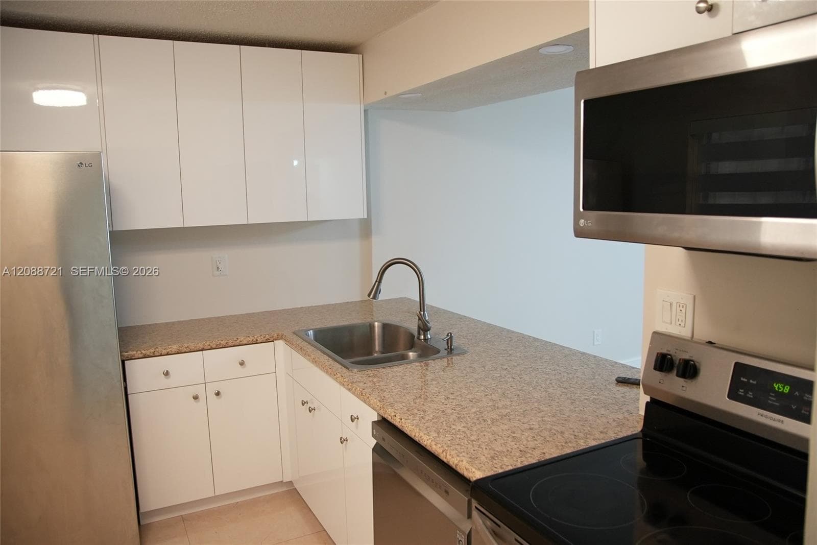 FOX CHASE CONDO #3 · #103 in Miami - Photo 4