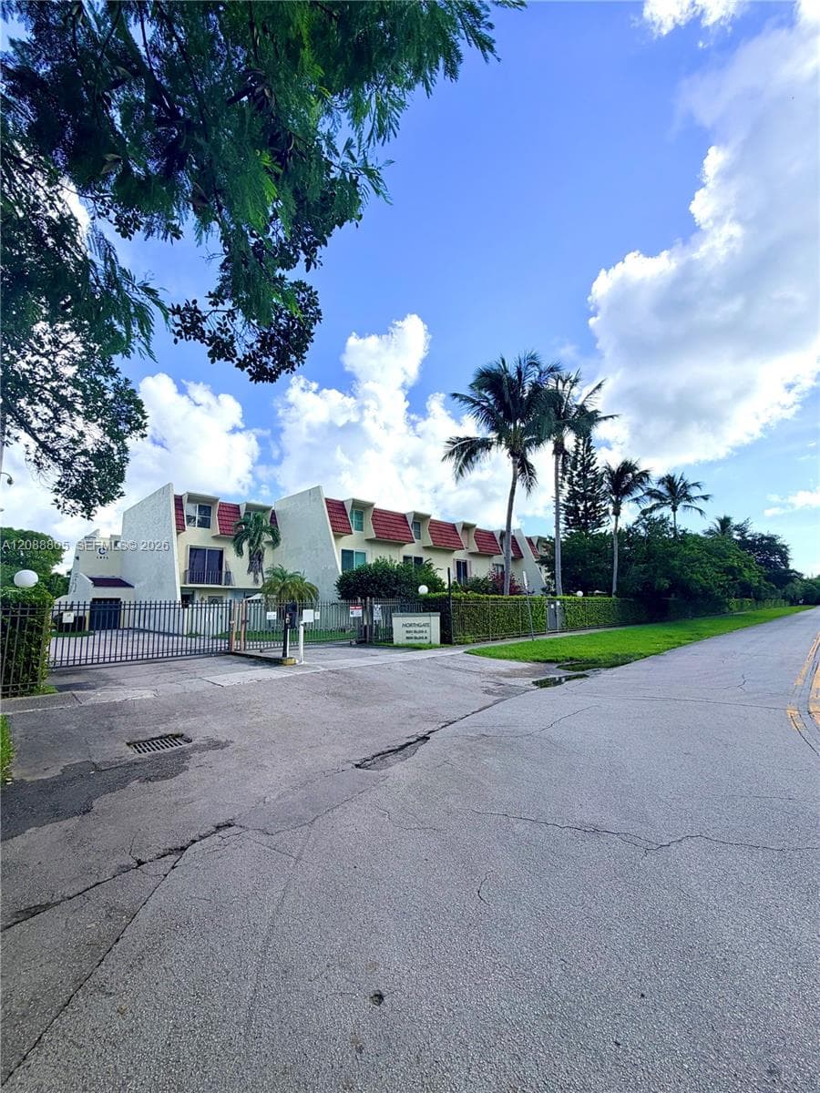 NORTHGATE TOWNHOUSE CONDO · #11B in Miami - Photo 1