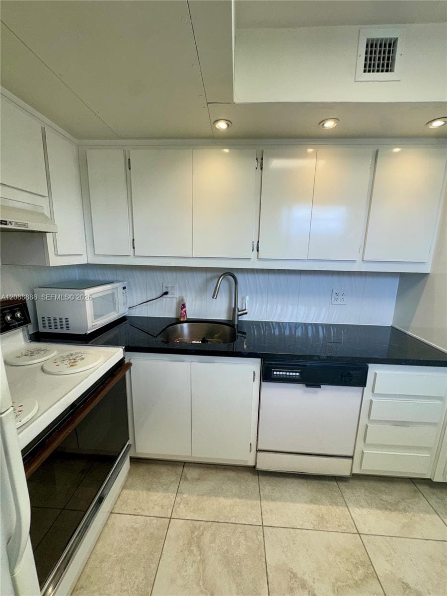 Biscayne Lake Gardens · #213 C in Aventura - Photo 2