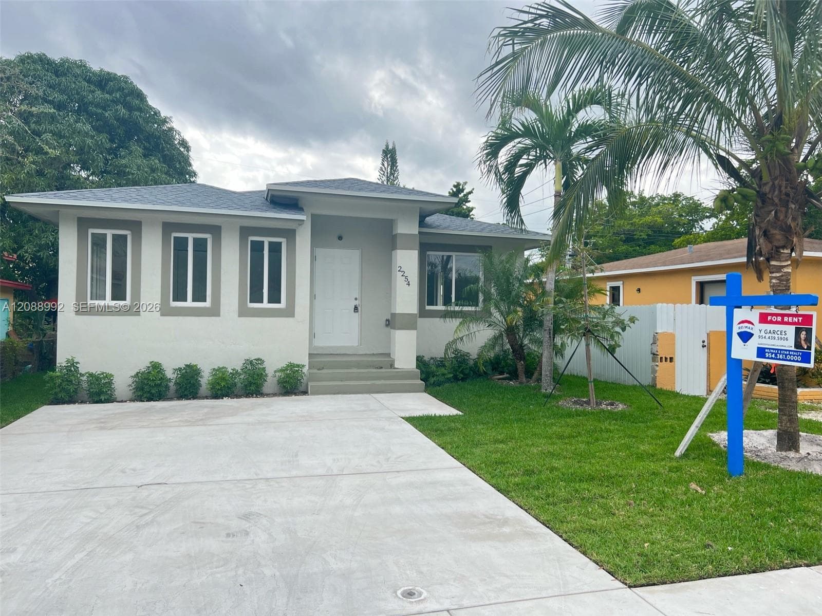 2254 Cody St photo 1
