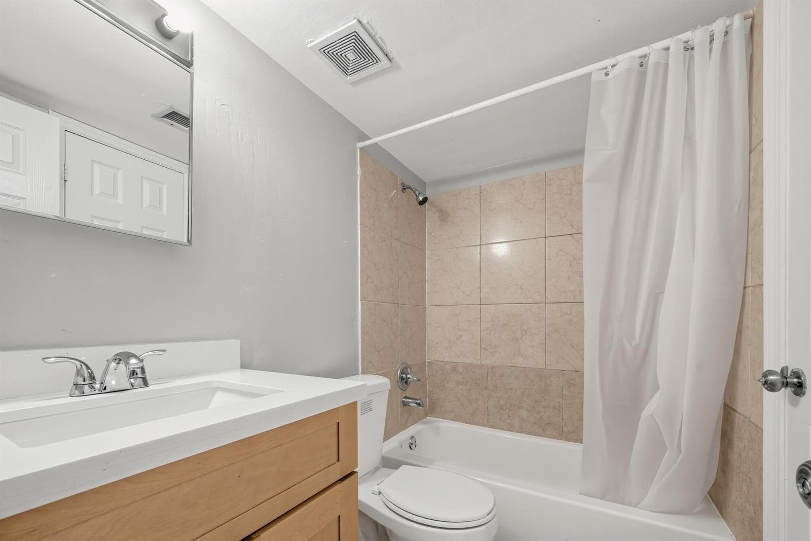 13_4552_NW_185th_St-Bathroom-0060