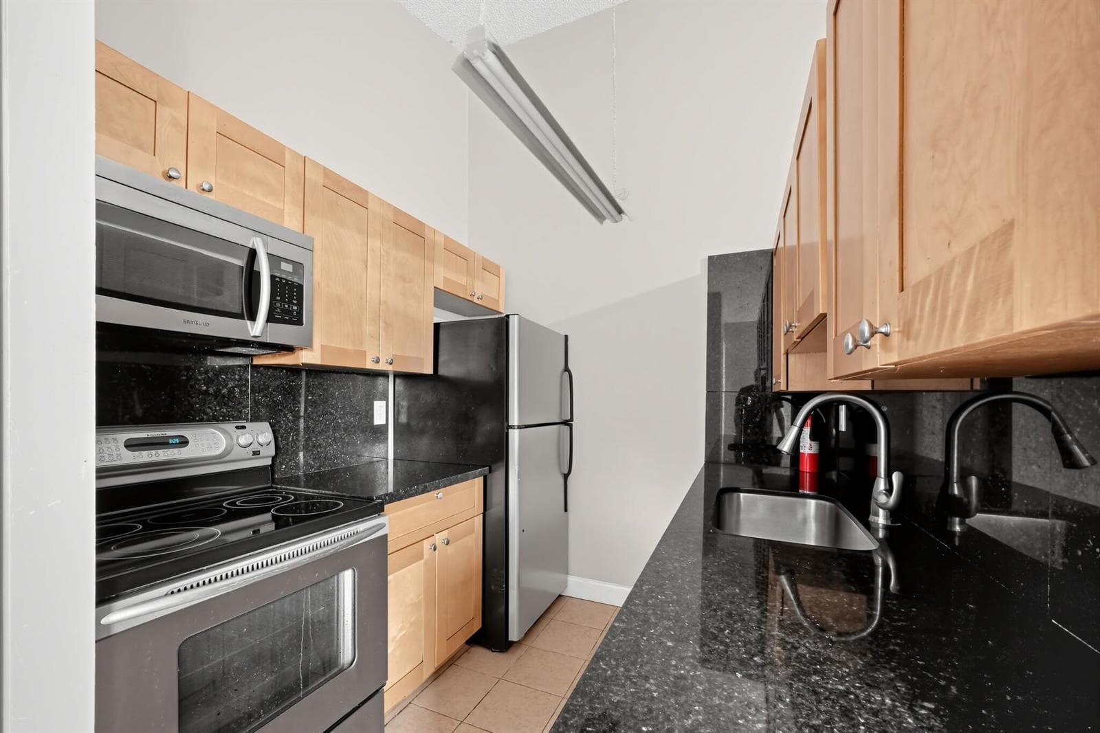 07_4552_NW_185th_St-Kitchen-0053