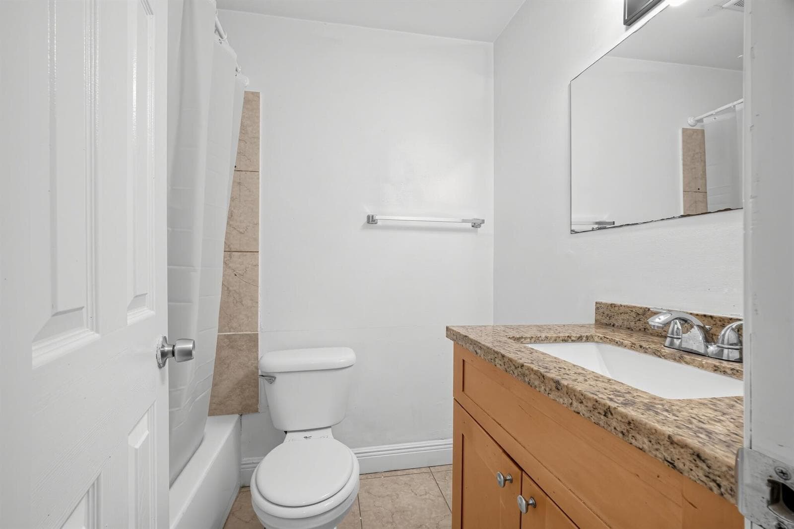 12_4552_NW_185th_St-Bathroom-0065