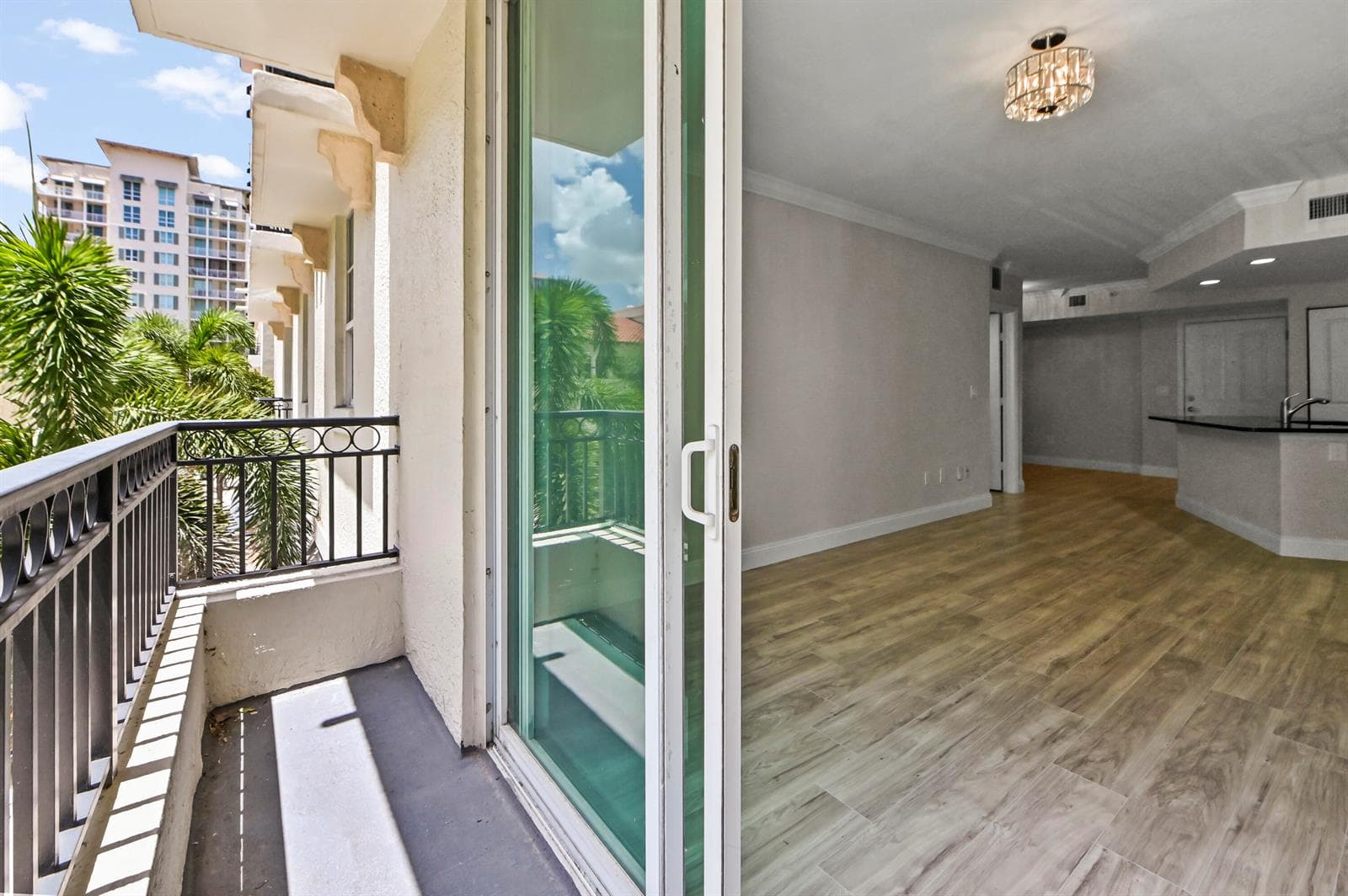 29 Balcony 03