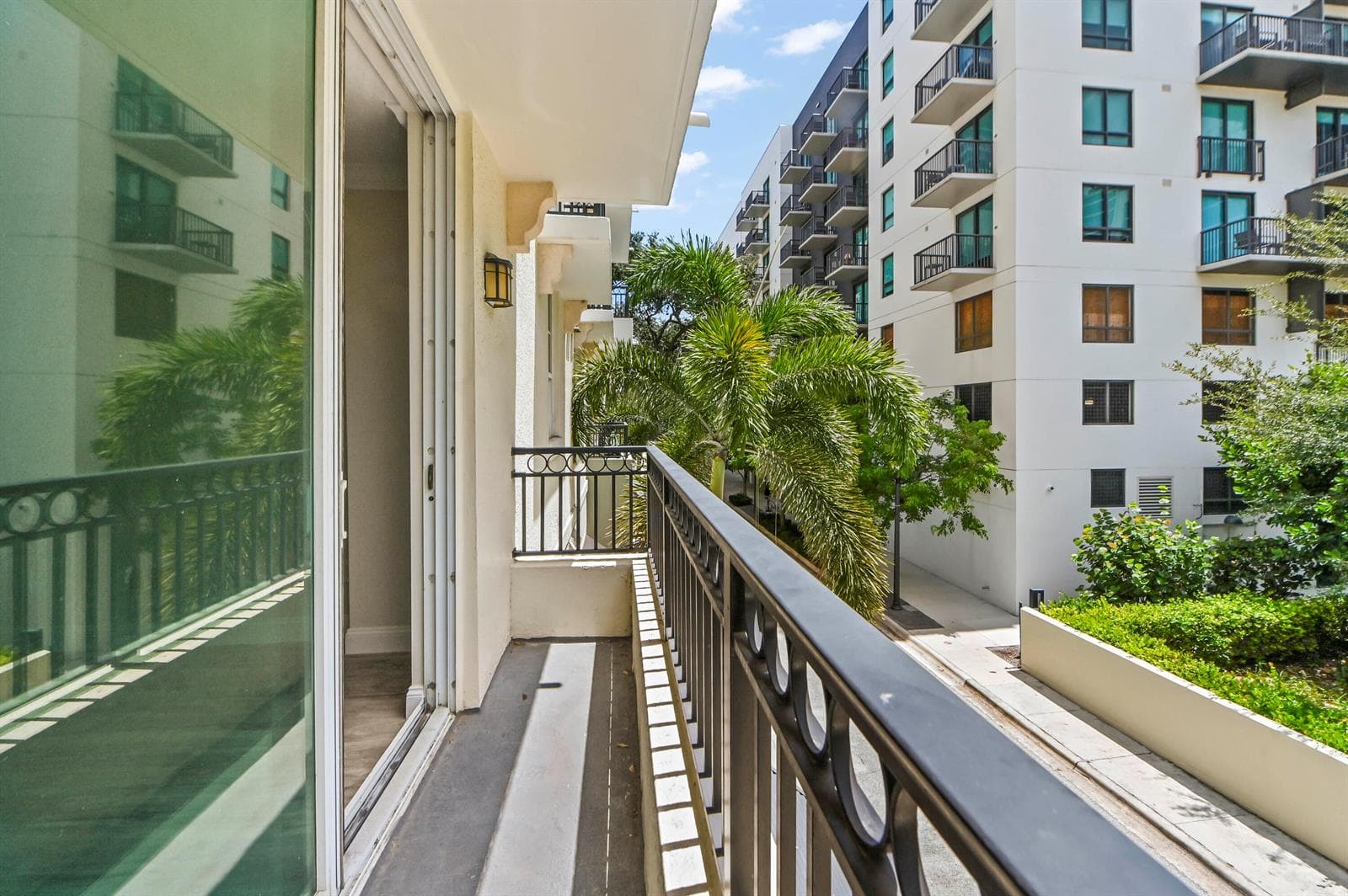 28 Balcony 02