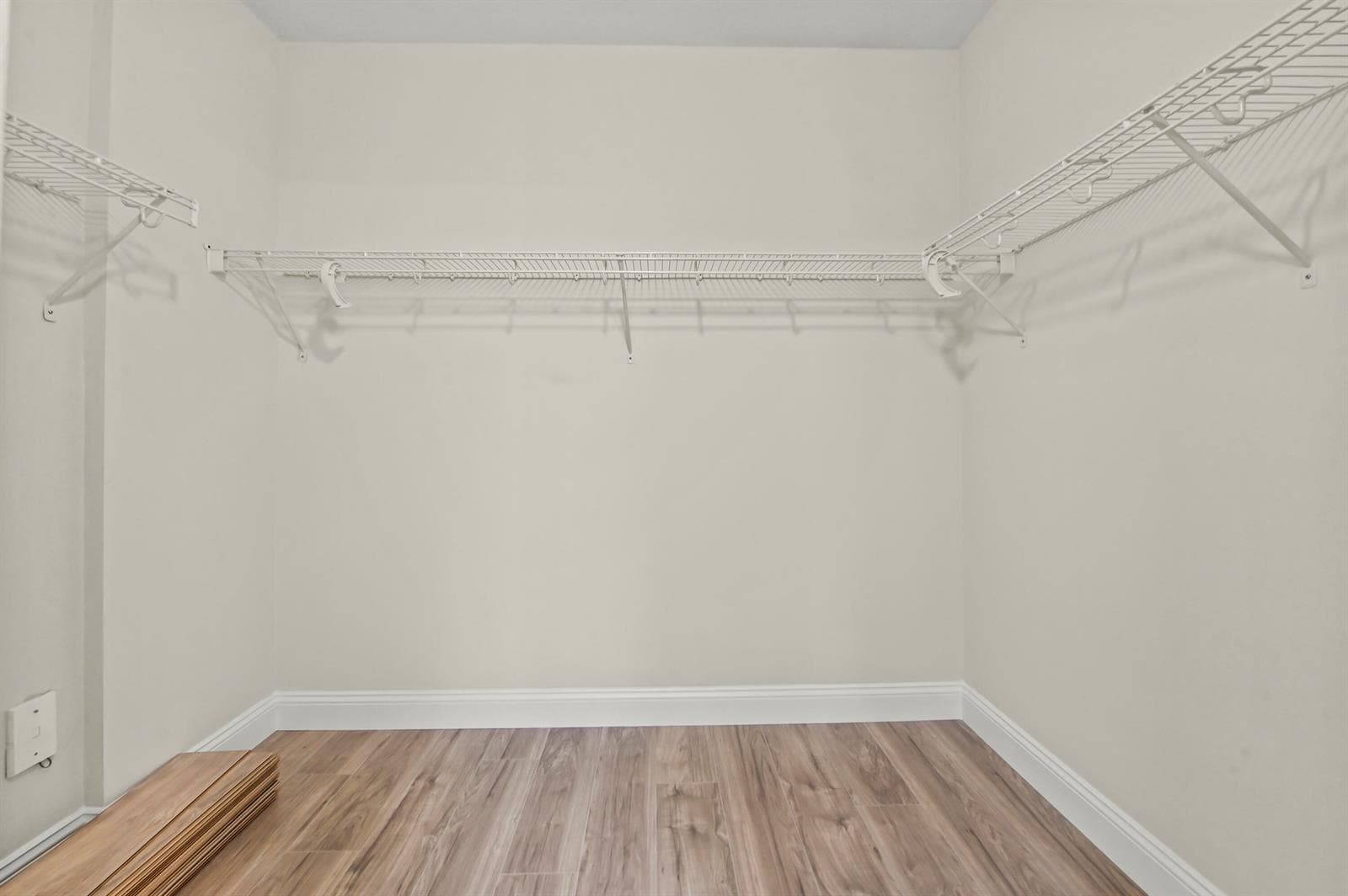 21 Closet 01