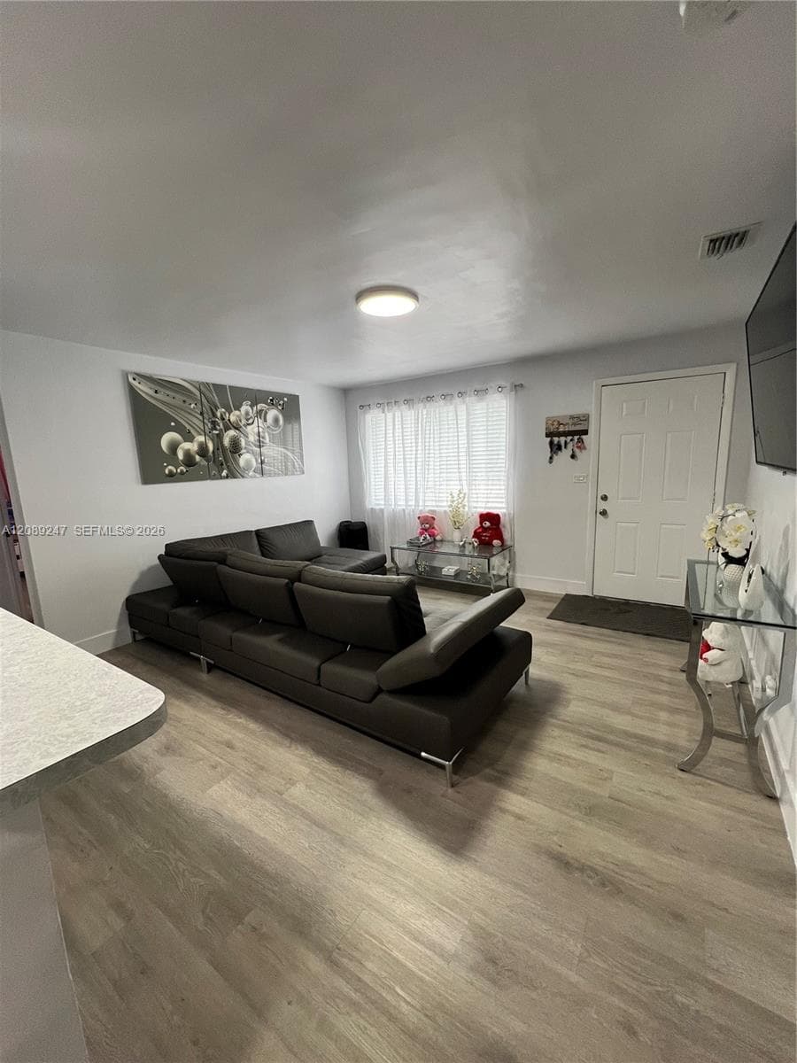 1310 Sharar Ave photo 6