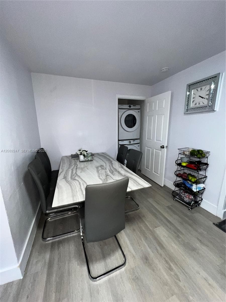 1310 Sharar Ave photo 3