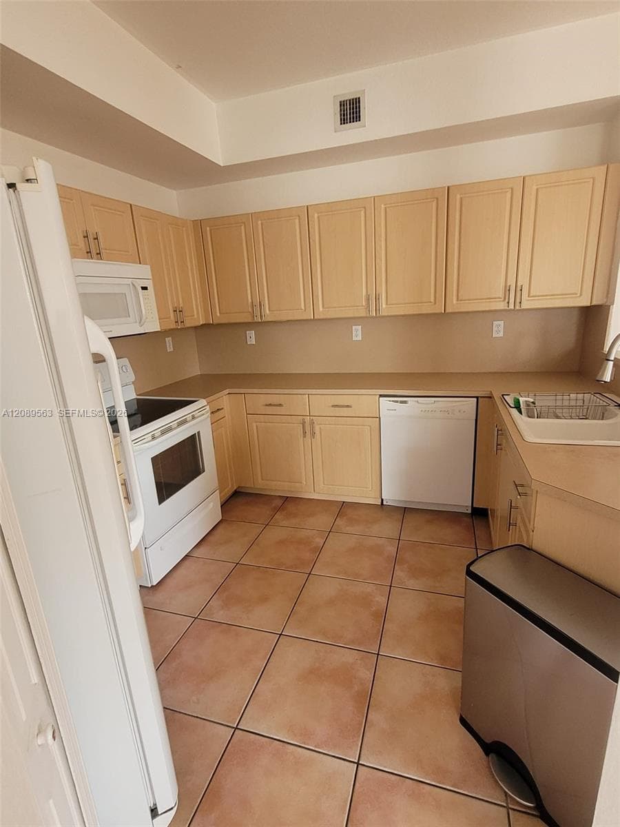 CENTURY PARK CONDO · #111 in Miami - Photo 6