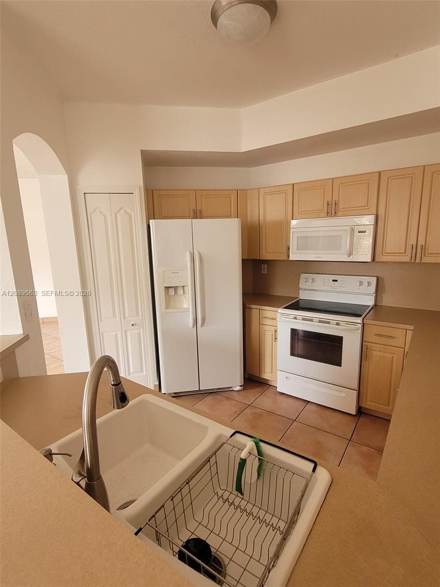 CENTURY PARK CONDO · #111 in Miami - Photo 7