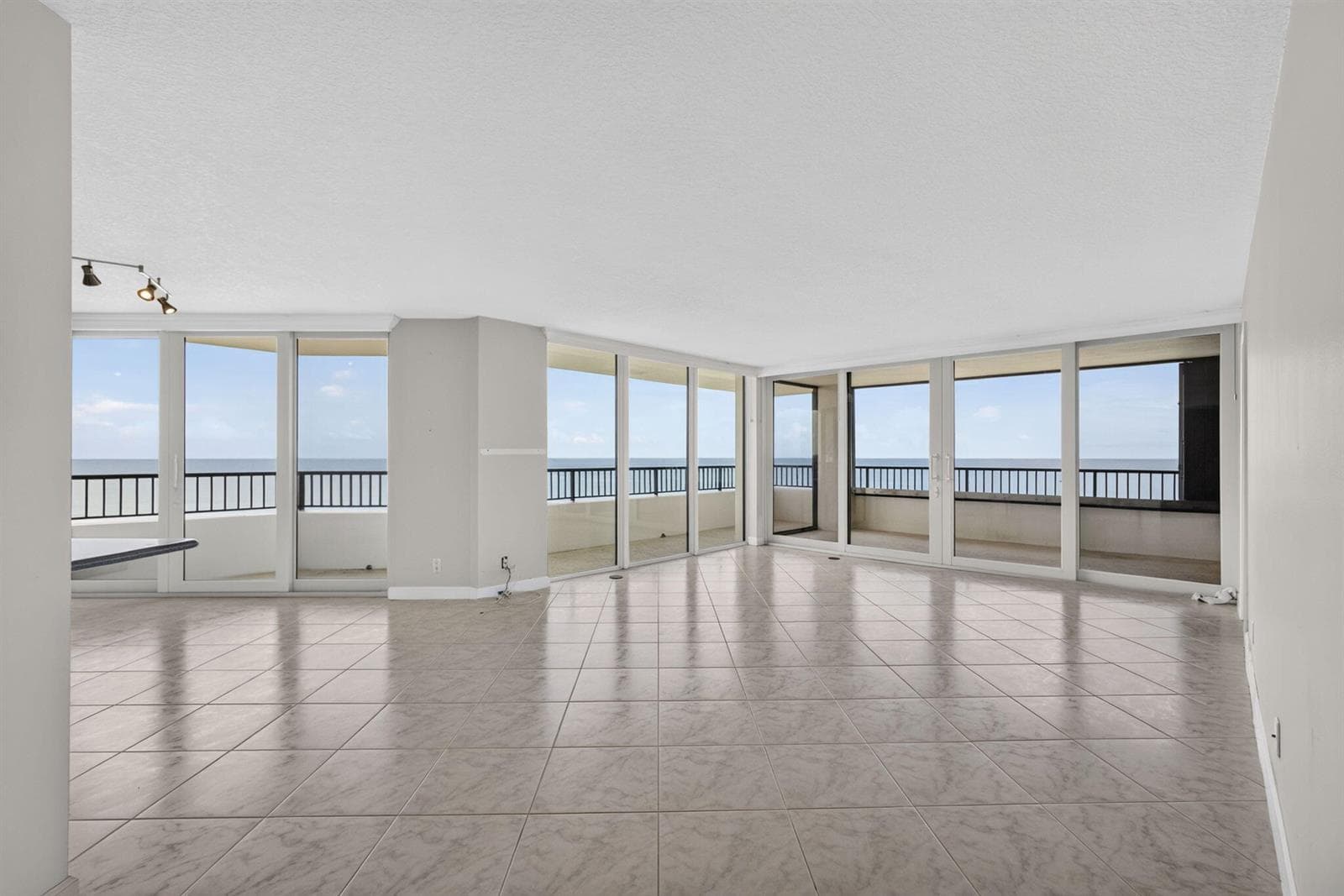 PANORAMIC OCEAN VIEWS!
