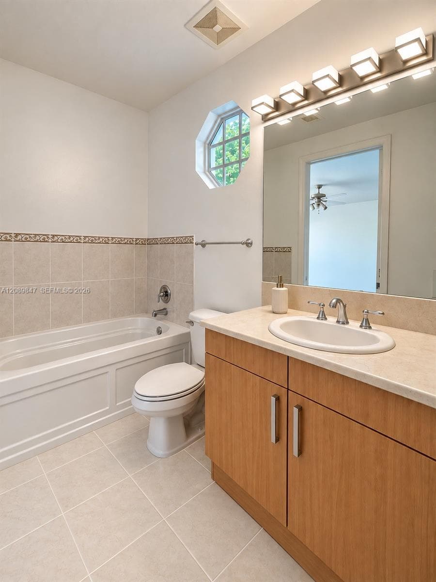 MASTER BATHROOM 1 (2ND FLOOR)