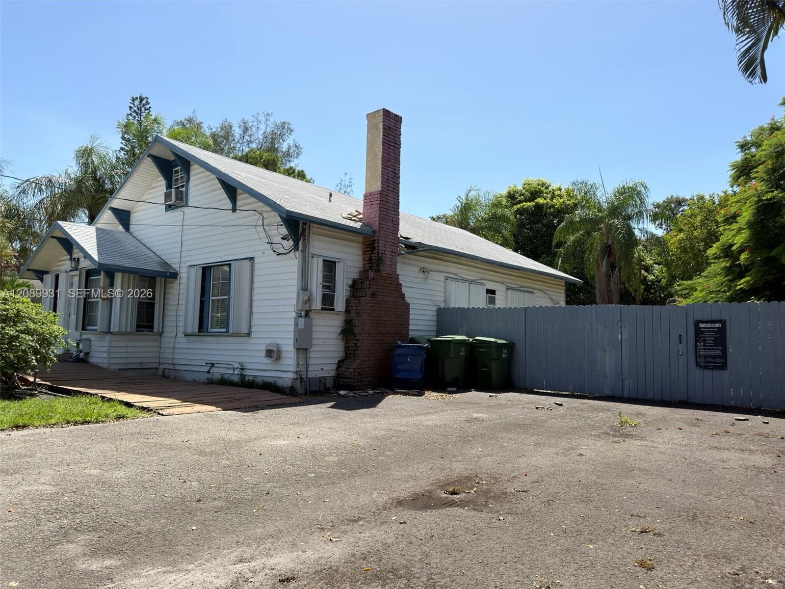 112 SE 3rd St photo 3