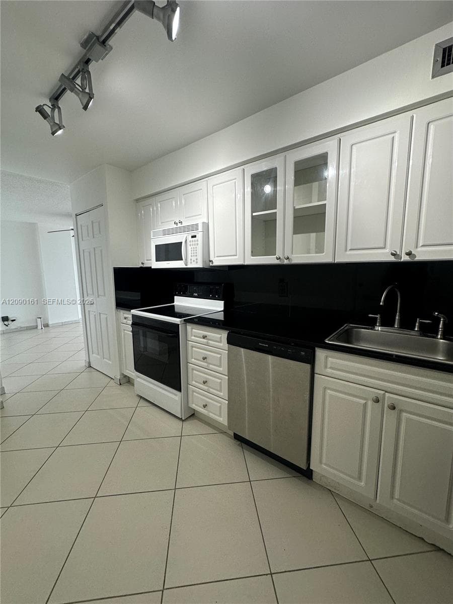 AQUASOL CONDO · #7S in Miami Beach - Photo 2