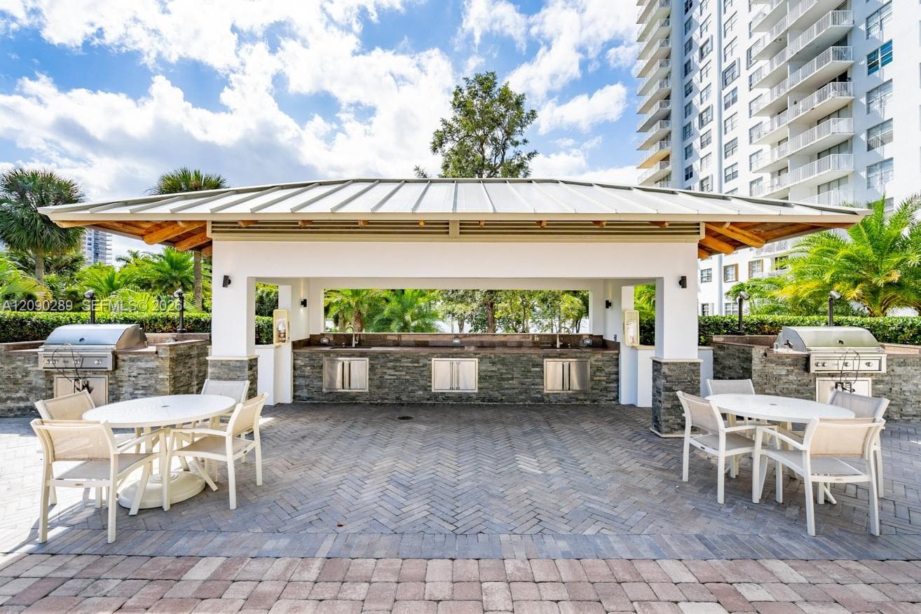 outdoors kitchen w/BBQ stations