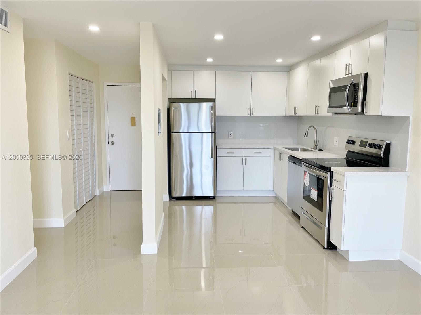 WOODSIDE APTS CONDO · #A537 in North Miami Beach - Photo 2