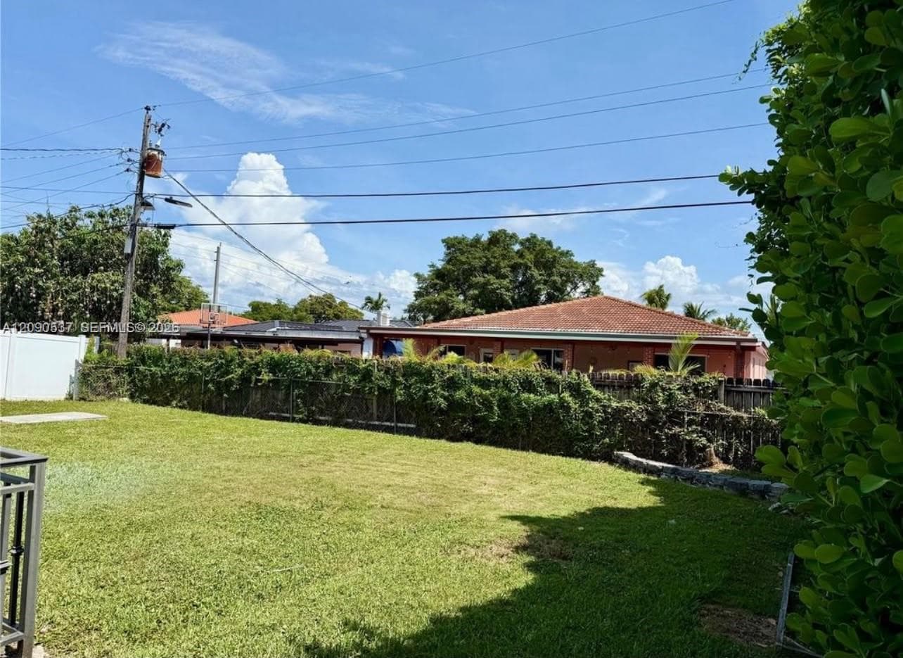 1525 SW 18th St photo 2