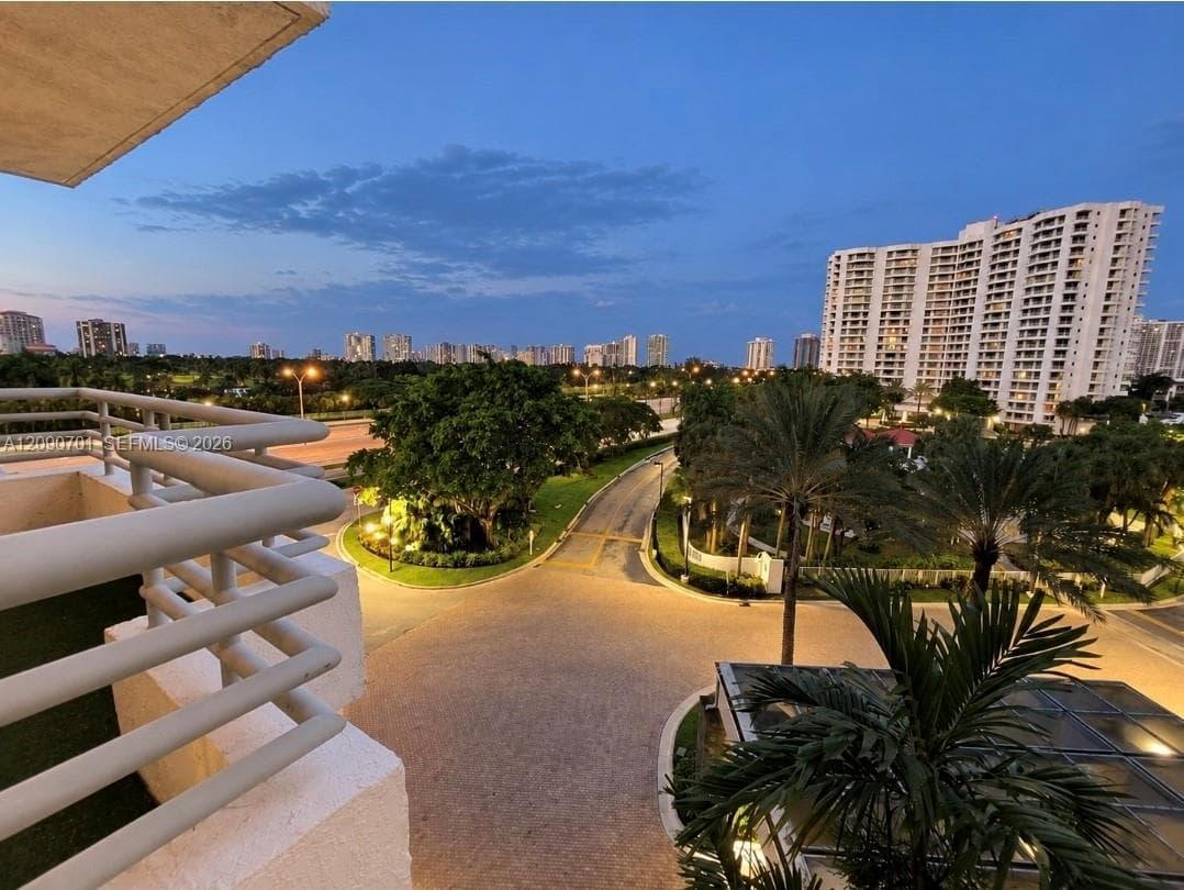 PARC CENTRAL AVENTURA SOU · #608 in Aventura - Photo 19