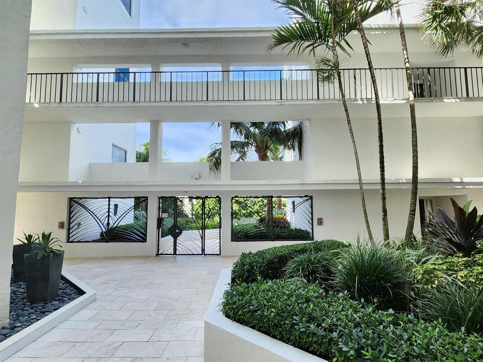 LOUNGE DECK