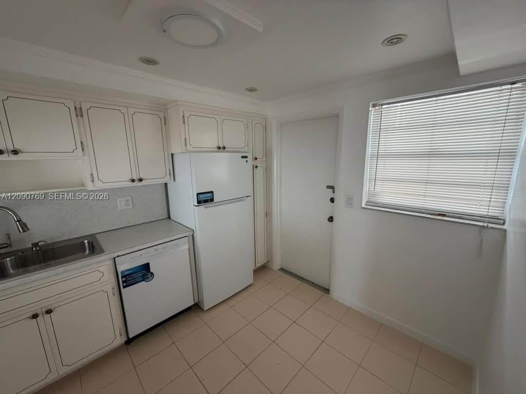 THIRD GULFSTREAM GARDEN A · #202E in Hallandale Beach - Photo 17