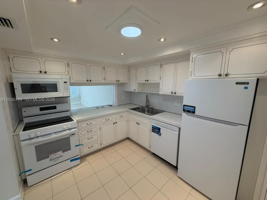 THIRD GULFSTREAM GARDEN A · #202E in Hallandale Beach - Photo 16
