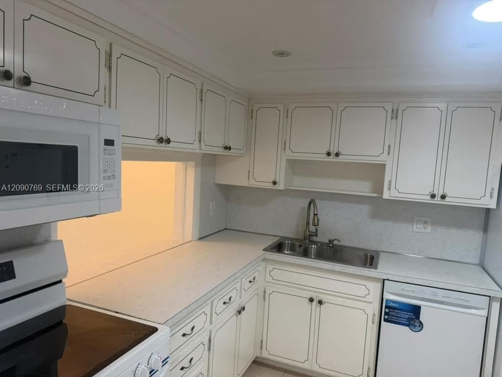 THIRD GULFSTREAM GARDEN A · #202E in Hallandale Beach - Photo 14